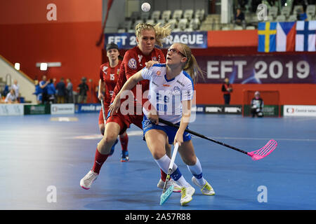 Praga, Repubblica Ceca. Xviii oct, 2019. Denisa Kotzurova di Repubblica Ceca, sinistra e Veera Kauppi di Finlandia in azione durante la donna Euro Tour sul floorball match Repubblica Ceca vs Finlandia a Praga, Repubblica ceca, 18 ottobre 2019. Credito: Ondrej Deml/CTK foto/Alamy Live News Foto Stock