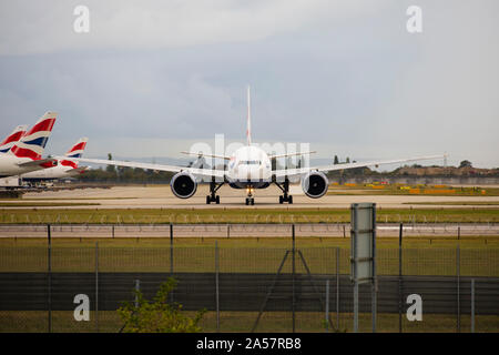 British Airways Boeing 777-236 aereo di linea il decollo dall'Aeroporto di Londra Heathrow. In Inghilterra. Ottobre 2019 Foto Stock