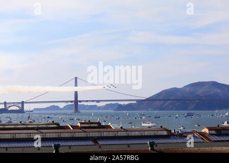 I caccia Boeing McDonnell Douglas F/A-18 dello United States Navy Flight Demonstration Squadron, i Blue Angels, si esibiscono sulla Baia di San Francisco Foto Stock