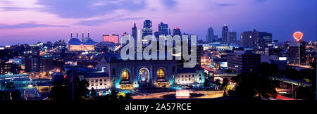 La Union Station al tramonto con lo skyline della città in background, Kansas City, Missouri, Stati Uniti d'America Foto Stock