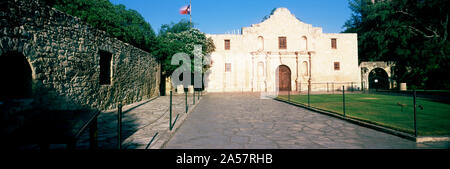 Facciata di un edificio, l'Alamo, San Antonio, Texas, Stati Uniti d'America Foto Stock