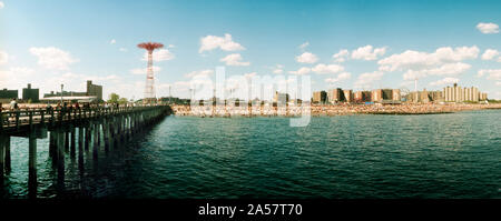 La gente sulla spiaggia, Coney Island, Brooklyn, Manhattan, New York City, nello Stato di New York, Stati Uniti d'America Foto Stock