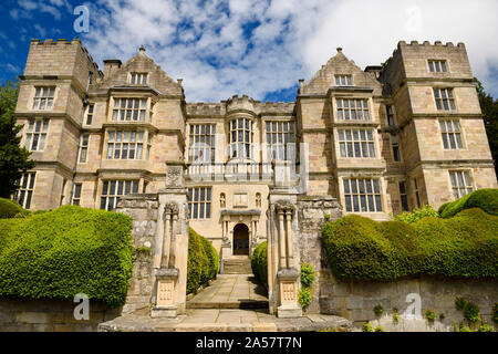 Fontane grand hall country house facciata con balcone a Studley Royal Park nelle vicinanze del Fountains Abbey North Yorkshire, Inghilterra Foto Stock