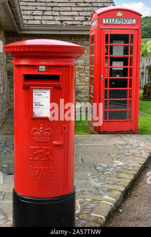 La comunicazione da Red Royal Mail mailbox e rosso inglese cabina telefonica a Bolton Abbey Wharfedale North Yorkshire, Inghilterra Foto Stock