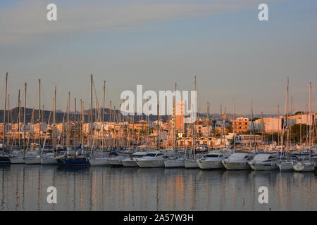 Yacht ormeggiati nel porto turistico, early morning light con Monte Montgo in background, Javea, Xabia, Provincia di Alicante, Valencia, Spagna Foto Stock