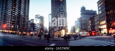 Edifici in una città, Flatiron Building, 23rd Street, Fifth Avenue, Manhattan, New York City, nello Stato di New York, Stati Uniti d'America Foto Stock