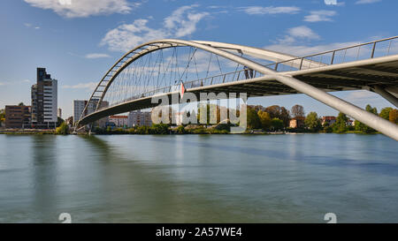 Basso angolo vista del ponte sul fiume in città contro Sky Foto Stock