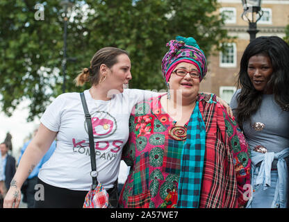 A Downing Street, Londra, Regno Unito. Il 7 agosto, 2015. I sostenitori di recente ha chiuso la carità Kids Company prendere parte a marzo a Londra. Foto Stock