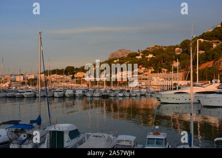 Yacht ormeggiati nel porto turistico, early morning light con Monte Montgo in background, Javea, Xabia, Provincia di Alicante, Valencia, Spagna Foto Stock