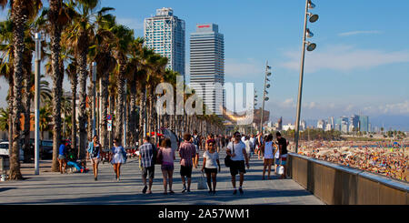 I turisti a piedi sul lungomare, la spiaggia di Barceloneta, Barcellona, in Catalogna, Spagna Foto Stock