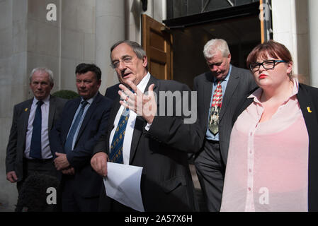 Kings edifici, Smith Square, Londra, Regno Unito. 10 Agosto, 2015. I rappresentanti e i sostenitori del Regno Unito in sindacati agricoli dare una dichiarazione ai media Foto Stock