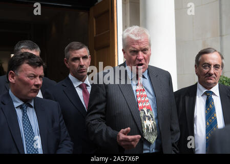 Kings edifici, Smith Square, Londra, Regno Unito. 10 Agosto, 2015. I rappresentanti e i sostenitori del Regno Unito in sindacati agricoli dare una dichiarazione ai media Foto Stock