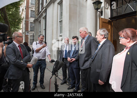 Kings edifici, Smith Square, Londra, Regno Unito. 10 Agosto, 2015. I rappresentanti e i sostenitori del Regno Unito in sindacati agricoli dare una dichiarazione ai media Foto Stock