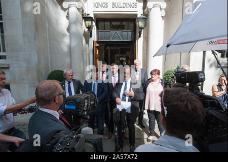 Kings edifici, Smith Square, Londra, Regno Unito. 10 Agosto, 2015. I rappresentanti e i sostenitori del Regno Unito in sindacati agricoli dare una dichiarazione ai media Foto Stock