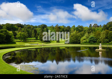 Studley Royal acqua Luna giardino con stagno di Nettuno scultura sul fiume Skell al Fountains Abbey Foto Stock