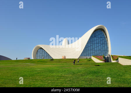 Heydar Aliyev Cultural Center, progettato da Iraqi-British architetto Zaha Hadid. Una biblioteca, il Museo e il centro conferenze a Baku, in Azerbaijan Foto Stock
