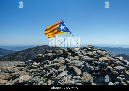 Estelada o indipendenza bandiera della Catalogna sventolare sulla cima di una montagna Foto Stock