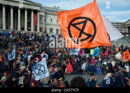 La folla si riuniranno presso l'estinzione della ribellione e proteste a Trafalgar Square a Londra per protestare per il clima le azioni da intraprendere per evitare il cambiamento climatico. Foto Stock