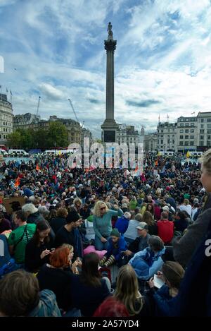 La folla si riuniranno presso l'estinzione della ribellione e proteste a Trafalgar Square a Londra per protestare per il clima le azioni da intraprendere per evitare il cambiamento climatico. Foto Stock