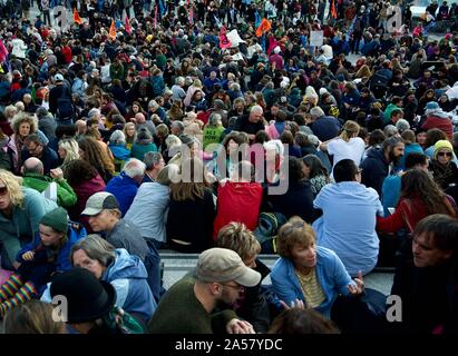 La folla si riuniranno presso l'estinzione della ribellione e proteste a Trafalgar Square a Londra per protestare per il clima le azioni da intraprendere per evitare il cambiamento climatico. Foto Stock