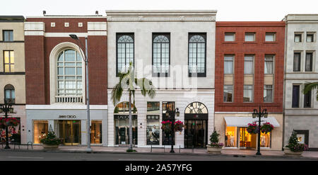 Vista di negozi in strada, due Rodeo Drive, Rodeo Drive, Wilshire Boulevard, Beverly Hills Business triangolo, Beverly Hills Los Angeles County, California, Stati Uniti d'America Foto Stock