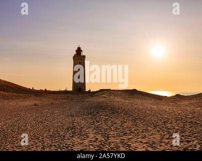 Faro sulle dune mobili Rubjerg Knude al tramonto, Lokken, Lokken, Nordjylland, Nordjutland, Danimarca Foto Stock
