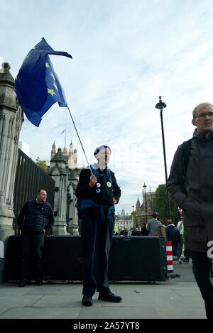 Pro-UE protestor sventolare la bandiera dell'UE al di fuori del Parlamento europeo a Londra, Brexit protesta. Foto Stock