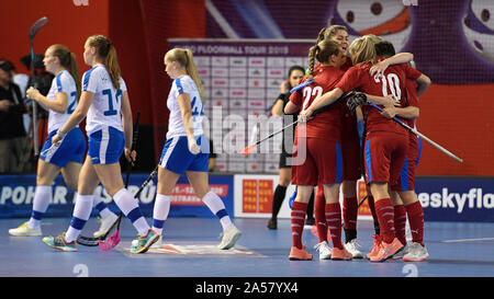 Praga, Repubblica Ceca. Xviii oct, 2019. I giocatori della Repubblica ceca di celebrare un obiettivo durante la donna Euro Tour sul floorball match Repubblica Ceca vs Finlandia a Praga, Repubblica ceca, 18 ottobre 2019. Credito: Ondrej Deml/CTK foto/Alamy Live News Foto Stock