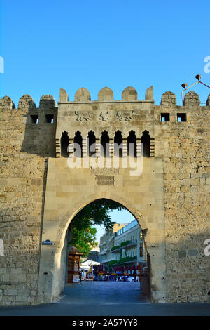 Il doppio delle porte della città (Qosa qala Qapisi) risalente al XII secolo, il principale accesso alla città vecchia, un sito Patrimonio Mondiale dell'Unesco. Baku Azerb Foto Stock