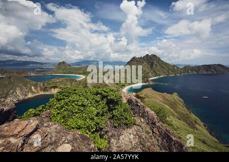 Vista dalla cresta, Padar Isola, Parco Nazionale di Komodo, Indonesia Foto Stock