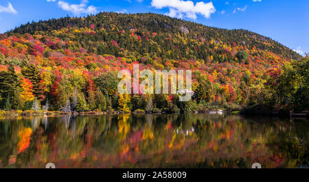 In autunno gli alberi della riflessione in Stagno, Sugarloaf stagno, Potton, Quebec, Canada Foto Stock
