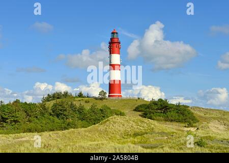 Faro Amrum su grandi dune, Amrum, Nord Frisone Isola, Frisia settentrionale, Schleswig-Holstein, Germania Foto Stock
