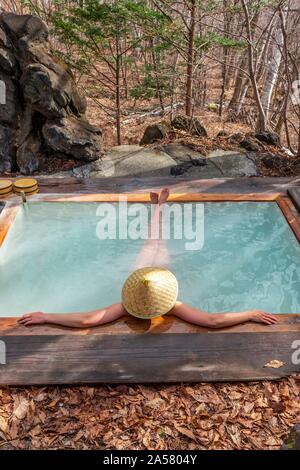 Donna di balneazione in un onsen, caldo molla termica di una guesthouse, Matsumoto, Giappone Foto Stock