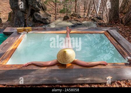 Donna di balneazione in un onsen, caldo molla termica di una guesthouse, Matsumoto, Giappone Foto Stock