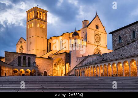 Basilica di San Francesco, crepuscolo, Sito Patrimonio Mondiale dell'UNESCO, Assisi, Umbria, Italia Foto Stock