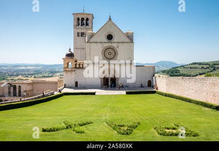 Basilica di San Francesco e la chiesa superiore, il Sito Patrimonio Mondiale dell'UNESCO, Assisi, Umbria, Italia Foto Stock