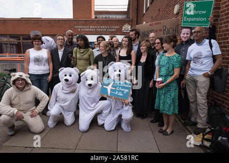 Uxbridge Magistrates' Court, Londra, Regno Unito. 19 Agosto, 2015. Intorno a 30 anti-Aeroporto di manifestanti di espansione e ben wishers, alcuni vestiti come orso polare Foto Stock