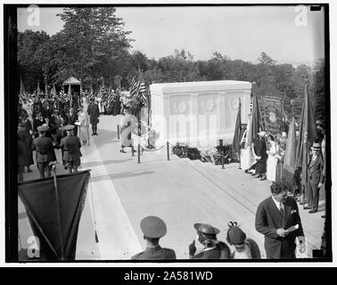 La guerra alle madri onore dell'America del Soldato sconosciuto. Washington, 9 maggio. La guerra alle madri provenienti da tutto il paese si sono riuniti presso il Cimitero Nazionale di Arlington oggi rendere omaggio a America's Soldato sconosciuto nell'osservazione di giorno della madre. Le corone sono state collocate presso la tomba e impressionante le cerimonie sono state condotte dalla guerra americana madri, 5/9/1937 Foto Stock