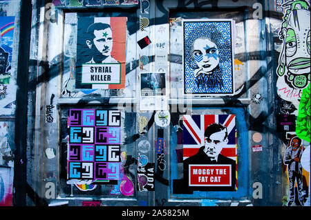 Londra, Regno Unito. Xviii oct, 2019. Una vista dei dirigenti politici di incollare le immagini.come il termine Brexit telai, nuovo murales e pasta-ups appaiono sulle strade di Londra. Brick Lane, in East End di Londra, è uno dei luoghi più frequentati per trovare tutti i tipi di arte intorno al Brexit. Anche nel famoso quartiere di Shoreditch, i turisti a piedi e scattare foto intorno a questa politica arte di strada. Credito: Ana Fernandez/SOPA Immagini/ZUMA filo/Alamy Live News Foto Stock