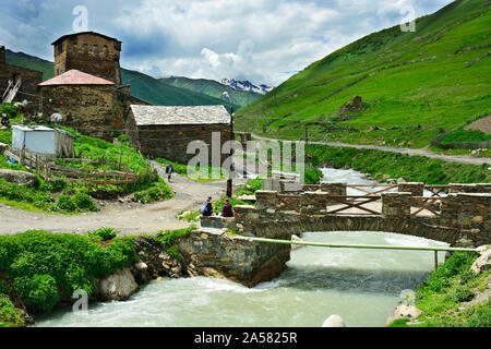 Il villaggio di montagna di Ushguli e il fiume Enguri. Un sito Patrimonio Mondiale dell'UNESCO. Svanetia superiore, Georgia. Caucaso Foto Stock