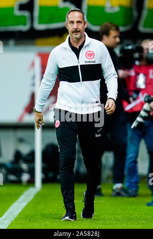 18 ottobre 2019, Assia, Frankfurt/Main: Calcio - Bundesliga, Eintracht Frankfurt - Bayer Leverkusen, ottava giornata, la Commerzbank Arena. Pullman di Francoforte Adi Hütter arriva allo stadio. Foto: Uwe Anspach/dpa - NOTA IMPORTANTE: In conformità con i requisiti del DFL Deutsche Fußball Liga o la DFB Deutscher Fußball-Bund, è vietato utilizzare o hanno utilizzato fotografie scattate allo stadio e/o la partita in forma di sequenza di immagini e/o video-come sequenze di foto. Foto Stock