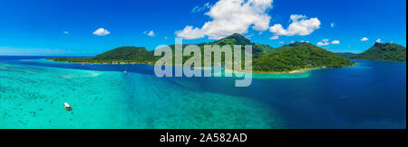 Paesaggio con isola tropicale e mare, Tariffa, Huahine, Isole della Società, Polinesia Francese Foto Stock