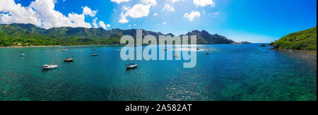 Paesaggio con barche a vela ancorata nella baia di Taiohae, Nuku Hiva, Isole Marchesi, Polinesia Francese Foto Stock