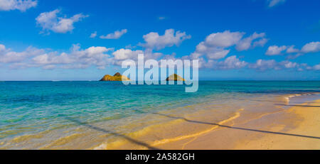 Paesaggio tropicale con spiaggia Lanikai e isole nel mare isole Mokulua, Kailua, Oahu, isole Hawaii, STATI UNITI D'AMERICA Foto Stock