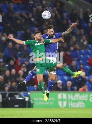 Cardiff City Stadium di Cardiff, Regno Unito. Xviii oct, 2019. Campionato di Football League, Cardiff City versus Sheffield mercoledì; Marlon Pack di Cardiff City e Massimo Luongo di Sheffield Mercoledì salto alla testa la sfera - rigorosamente solo uso editoriale. Nessun uso non autorizzato di audio, video, dati, calendari, club/campionato loghi o 'live' servizi. Online in corrispondenza uso limitato a 120 immagini, nessun video emulazione. Nessun uso in scommesse, giochi o un singolo giocatore/club/league pubblicazioni Credito: Azione Sport Plus/Alamy Live News Foto Stock