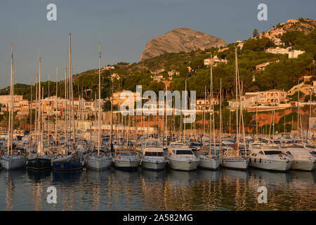 Yacht ormeggiati nel porto turistico, early morning light con Monte Montgo in background, Javea, Xabia, Provincia di Alicante, Valencia, Spagna Foto Stock
