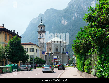 Paesaggio con vetture su strada in città sul lago di Garda Foto Stock