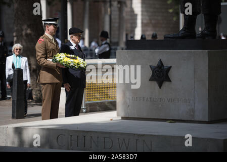 Whitehall, Londra, Regno Unito. 15 Agosto, 2015. Veterano Richard de Renzy Channer 93 (indossando blu scuro suit), stabilisce una corona di fiori ai piedi della statua del fie Foto Stock