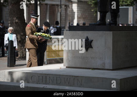 Whitehall, Londra, Regno Unito. 15 Agosto, 2015. Veterano Richard de Renzy Channer 93 (indossando blu scuro suit), stabilisce una corona di fiori ai piedi della statua del fie Foto Stock