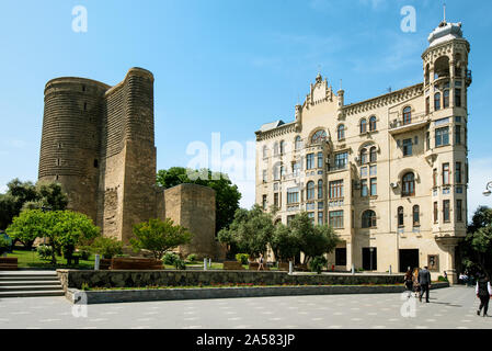 La fanciulla Torre (Qiz Qalasi), un secolo XII monumento della città vecchia, e di un edificio del XIX secolo. Un sito Patrimonio Mondiale dell'UNESCO. Baku in Azerbaijan Foto Stock